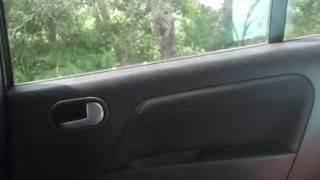 Смотрит на selfsuck на улице 1