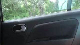Смотрит на selfsuck на улице 1
