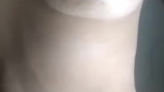 Masaje con aceite sobre mis tetas