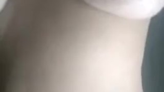 Masaje con aceite sobre mis tetas