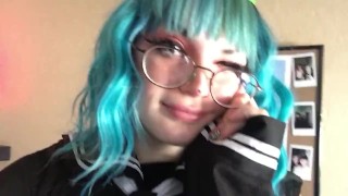 OwO anime girl shows up skirt