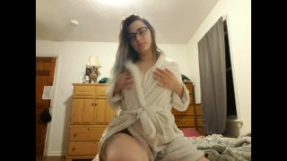 Hot girl fucks herself for 6 mins