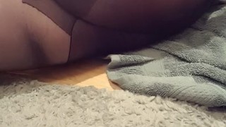 Cumming hands-free in my pantyhose