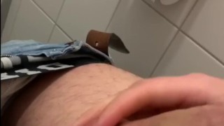 Es kommt jemand in die Toilette während ich wichse in der Arbeit