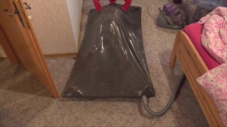 Siliconedoll in Vakuumbett mit Handschuhen
