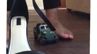 Big feet giantess crushing car