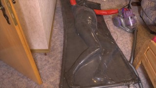 Erste Selbstbondage in Vakuumebtt mit Handschuhe mit Demask Torpedotit Suit