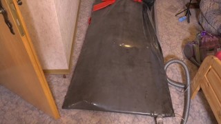 Erste Selbstbondage mit Vakuumbett im Demask Torpedotit Latexcatsuit