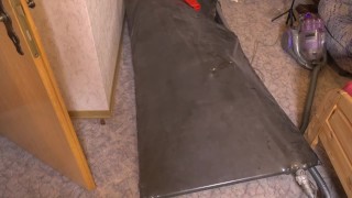 Erste Selbstbondage mit Vakuumbett im Demask Torpedotit Latexcatsuit