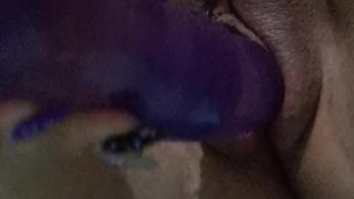 Juego con mi vibrador mientras estoy bien mojadita