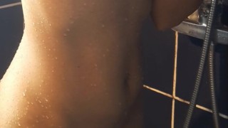 Mawganni sous la douche qui se doigte, se gode et jouit