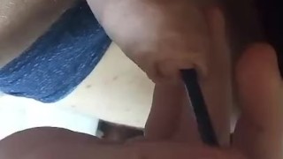 Парень трахает свой член длинным флажком