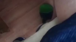 Парень трахает свой член длинным флажком