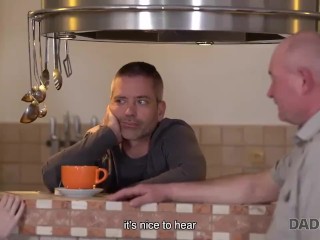 Tatuś daddyfourk wcią pamięta rosyjski i jak smakuje młoda cipka