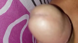 Chico se masturba con su pilla grande