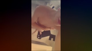 Lekkere jongen trekt zijn grote harde lul en komt klaar