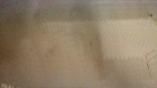 EXHIB #1 : je me touche dans les vestiaires de mon taf (presque surpris)!