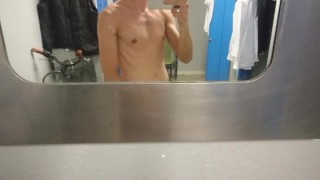 EXHIB #1 : je me touche dans les vestiaires de mon taf (presque surpris)!