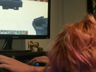 Sexy gf zostaje przywiązany i pochylony podczas gry w minecraft