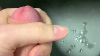 Ich spritze sehr viel Sperma unter meinen Schreibtisch in der Arbeit