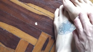 Feet (touching my feet) latín latino