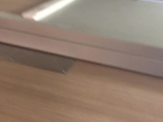 Napalona laska tryska w publicznej łazience