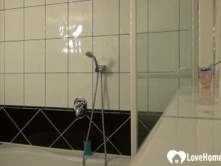 Niesamowita gorąca brunetka pozwala jej szczęśliwemu człowiekowi nagrać swój złoty prysznic