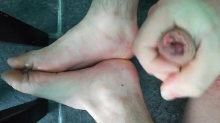 Gym fit male athlete flings spunk all over his tired feet.
