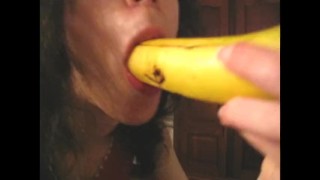 Delycia White: una intensa mamada a un plátano