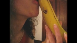 Delycia White: una intensa mamada a un plátano