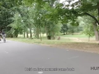 Huntfourk brunetka gorąca dupcia letna ogród ssie nieznajomych kutasa za gotówkę