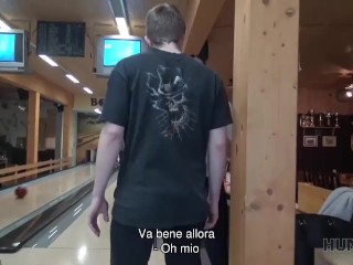 Huntfourk para jest zmęczona kręgle chłopak chce trochę pieniędzy