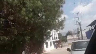 chico exhibicionista se la jala en el carro