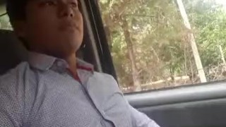 chico exhibicionista se la jala en el carro