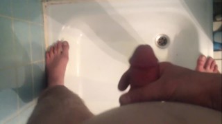 Andy uriniert sehr lang in die dusche