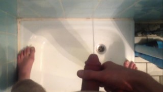 Andy uriniert sehr lang in die dusche