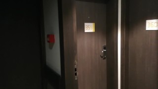 MJ se promène dans les couloirs de l'hotel