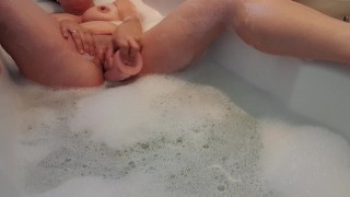 Double fucking my pussy in the bath