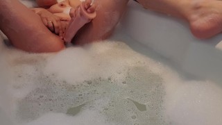 Double fucking my pussy in the bath
