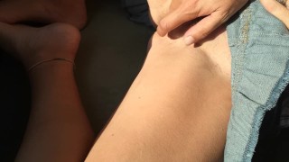 Mi masturbo sul sedile posteriore