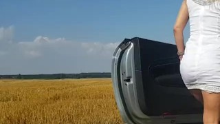 Hot blonde she stopped her car and pee like a boy