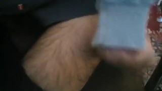 Jean-benjamin aiment se frapper ses jolie fesses avec un objet