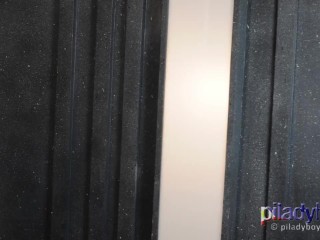 Filipino ladyboy wanking jej kogut i wypuszczając jasne plemniki
