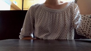 Studentin zeigt ihre Brüste und Pussy im Hörsaal und macht es sich auf WC