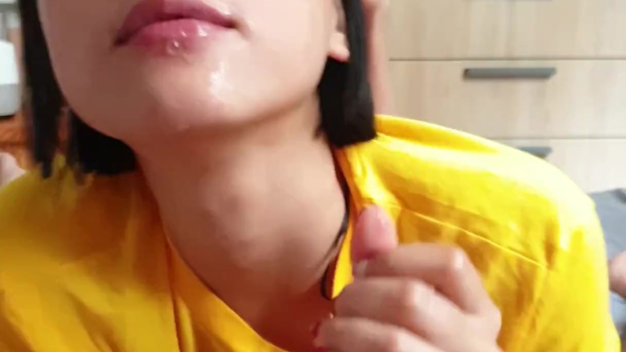 June Liu 刘玥 / SpicyGum - Morning Blowjob by Cute Asian Student (JL_010)