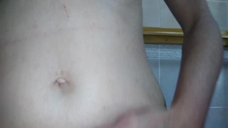 Amateur pissing in the bath