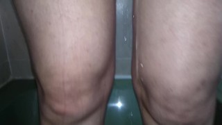 Amateur pissing in the bath