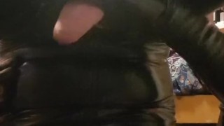 Latextom cums on face