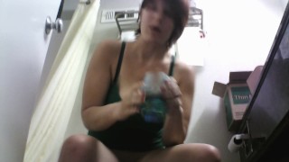 DRINKING MY OWN PEE FOR THE FIRST TIME #GROSS!