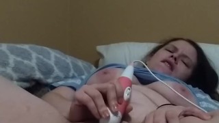Thick white girl makes herself cum